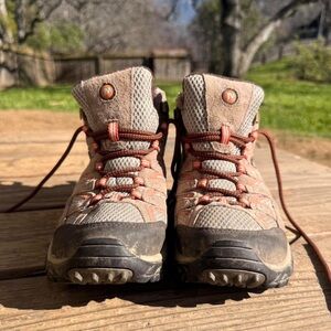 MERRELL • BOOTS
Women • Size US 7.5 • Like new